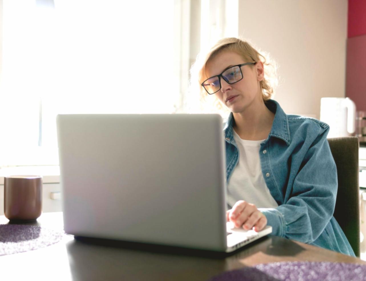 Profesionales analizando datos financieros en un entorno empresarial moderno