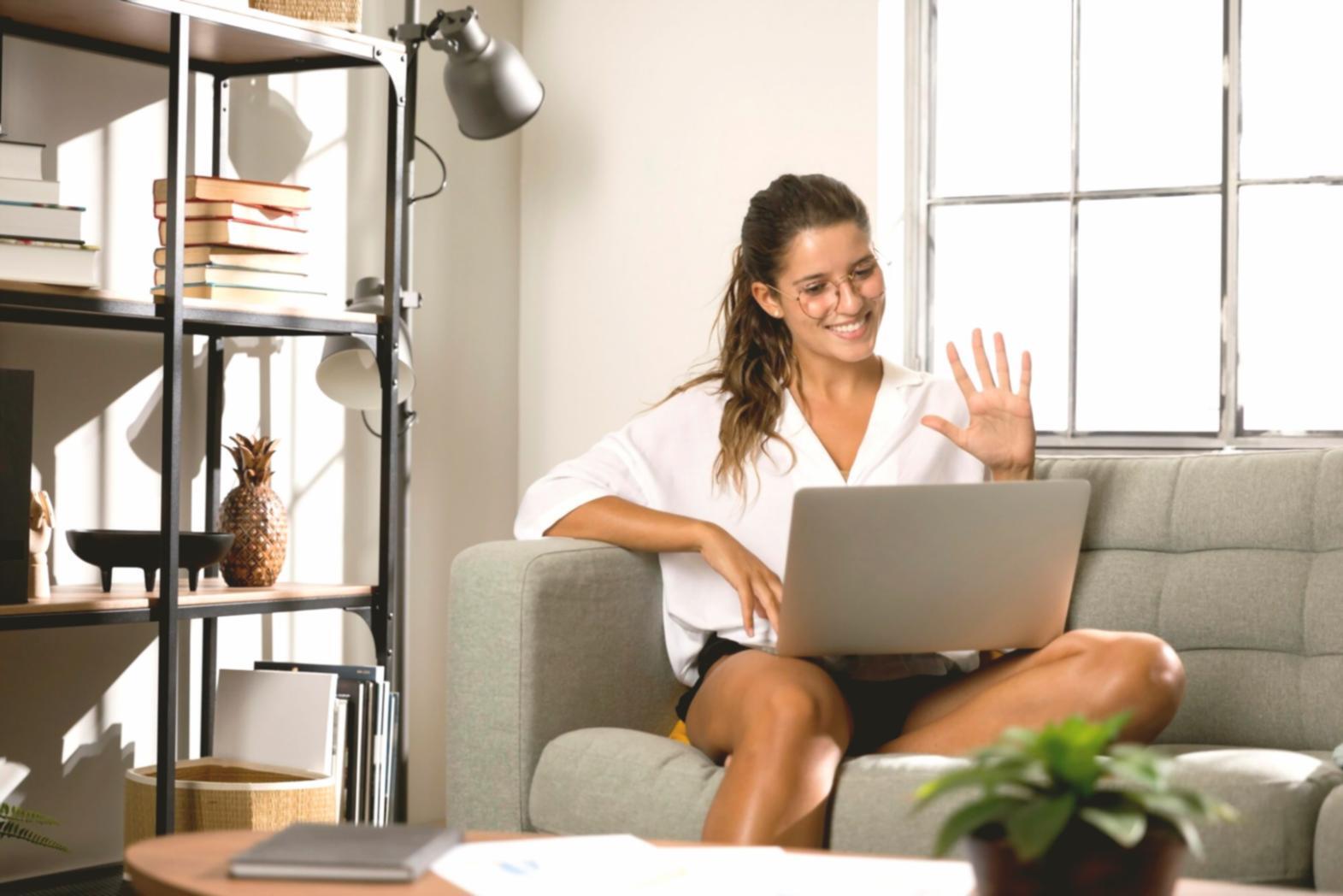 Equipo de profesionales financieros trabajando con herramientas digitales avanzadas